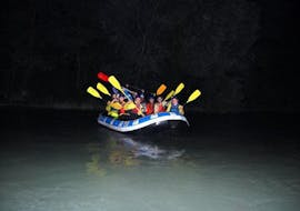 Gruppo di partecipanti durante il rafting al chiaro di luna sull'Adda con Indomita Valtellina River.