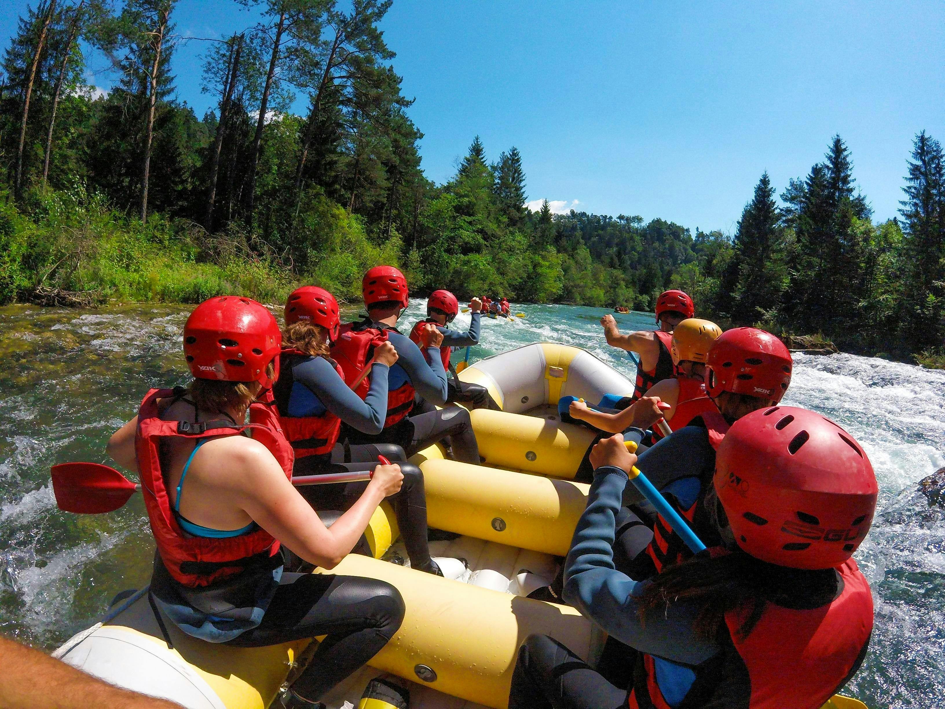 Rafting clásico en el río Sava en Bled con Sava rafting Bled Un grupo durante su rafting clásico en el río Sava en Bled con Sava rafting Bled.