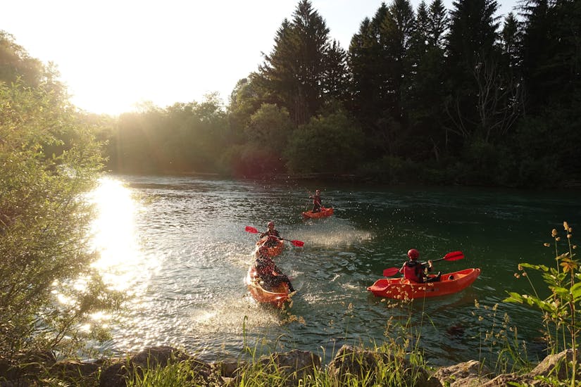 Des personnes dans leurs kayaks lors d'une séance de kayak classique sur la rivière Sava à Bled avec Sava rafting Bled.