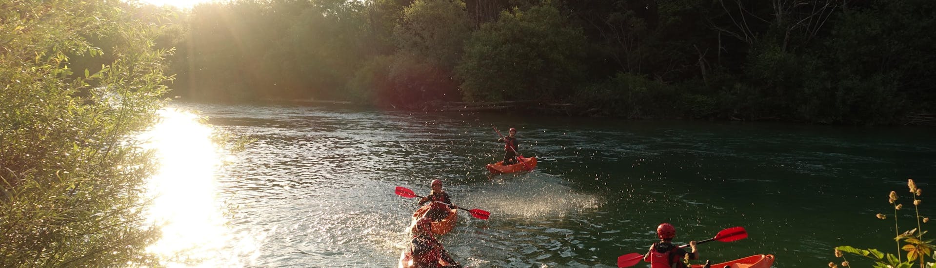 Personas en sus kayaks durante el kayak clásico en el río Sava en Bled con Sava rafting Bled.