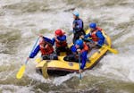 People in a boat while Rafting on the Iller River in Immenstadt in Allgäu for Beginners with MB Events & Adventures Allgäu & Bodensee.