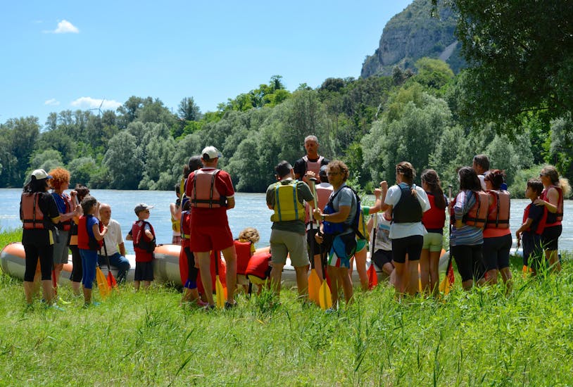 I partecipanti ascoltano i consigli degli istruttori prima di iniziare il Rafting sul fiume Adige con Pescantina Rafting Bussolengo.