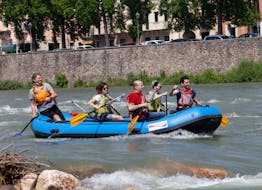 Un gruppo di amici si diverte durante il Rafting sul fiume Adige con Pescantina Rafting Bussolengo.