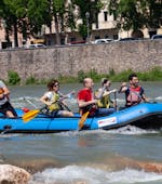 Un grupo de amigos se divierte durante el Rafting en el río Adige con Pescatina Rafting Bussolengo.