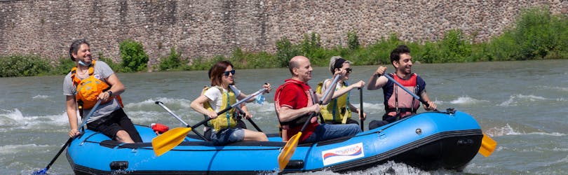 Un gruppo di amici si diverte durante il Rafting sul fiume Adige con Pescantina Rafting Bussolengo.