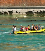 Menschen in einem Boot beim Soft Rafting auf dem Rhein für Gruppen mit MB Events & Adventures Allgäu & Bodensee.
