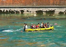 Menschen in einem Boot beim Soft Rafting auf dem Rhein für Gruppen mit MB Events & Adventures Allgäu & Bodensee.