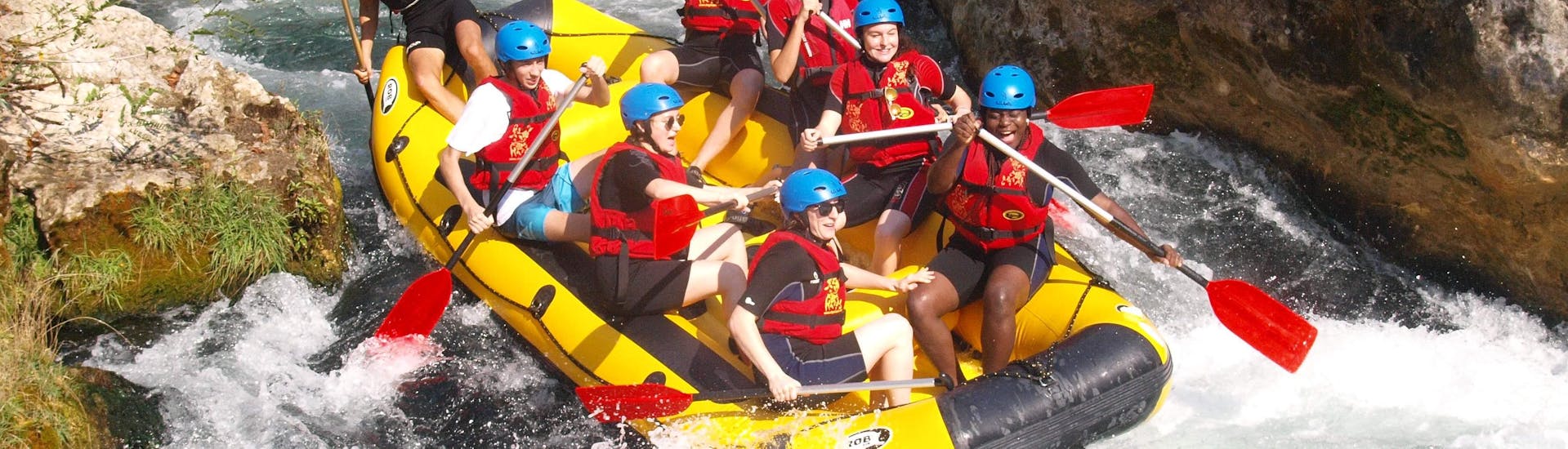 Des gens s'amusent pendant qu'ils font du Rafting sur la rivière Cetina et sautent depuis les falaises avec Rafting Pirate.