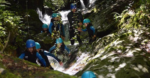 Barranquismo en el Barranco de Arlos con H2O Vives Pyrenees Un grupo de niños está caminando en el Cañón de Arlos durante el Descubrimiento del Cañón con H2O vives.