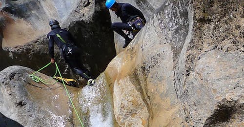 Sportliche Canyoning-Tour in Oô - Canyon d'Oô mit H2O Vives Pyrenees Sportliche Canyoning-Tour in Oô - Canyon d'Oô mit H2O Vives Pyrenees.