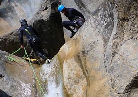 Deux personnes descendent en rappel dans le Canyon d'Oô lors du Canyoning technique avec H2O vives.