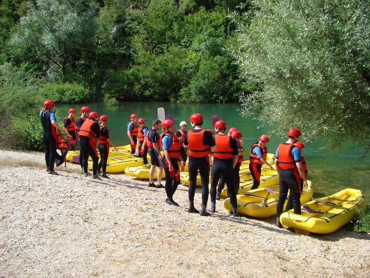 I partecipanti sono pronti per iniziare il rafting sul fiume Cetina con Adventure Dalmatia.