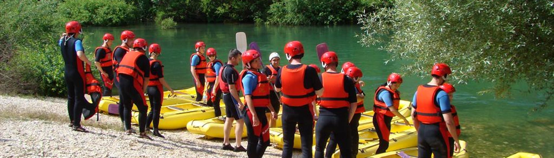 De deelnemers zijn klaar om te beginnen met Raften op de Cetina rivier met Adventure Dalmatia.