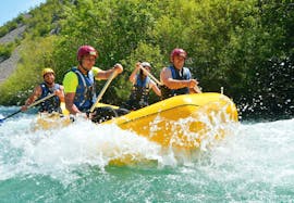 Beim Rafting auf der Cetina mit City-Transfer ab Split stellen sich zwei Mädchen zusammen mit ihrem erfahrenen Guide von Adventure Dalmatia den Stromschnellen des Flusses.