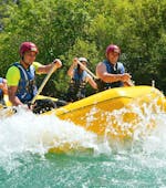 Durante el rafting en el río Cetina con City-Transfer desde Split, dos chicas se enfrentan a los rápidos del río junto con su experimentado guía de Adventure Dalmatia.