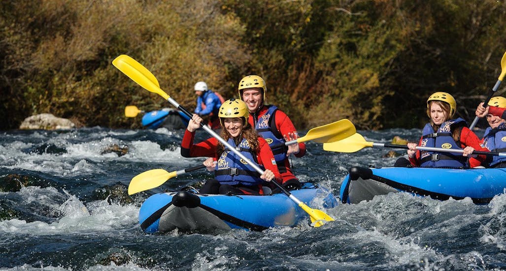 Los participantes en el safari en canoa por el río Cetina con Adventure Dalmatia están disfrutando de su tiempo en el río mientras reman a través de los salpicados rápidos.