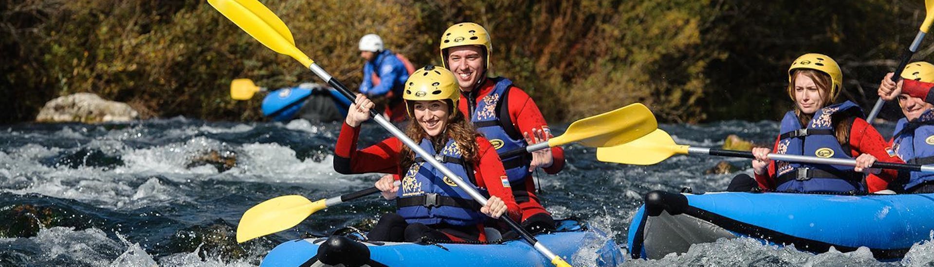 De deelnemers aan de kanosafari op de rivier de Cetina met Adventure Dalmatia genieten van hun tijd op de rivier terwijl ze door spetterende stroomversnellingen peddelen.