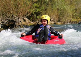 Een jongen drijft over de rivier tijdens het riviertuben op de Cetina-rivier, georganiseerd door Adventure Dalmatia.