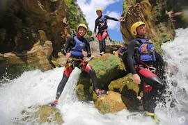 I partecipanti del Canyoning per principianti sul fiume Cetina organizzato da Adventure Dalmatia sono in posa per una foto nel canyon.
