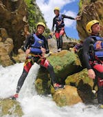 De deelnemers aan Canyoning voor beginners bij de Cetina rivier georganiseerd door Adventure Dalmatia poseren voor een foto in de canyon.