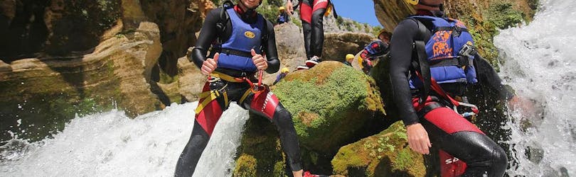 Los participantes de barranquismo para principiantes en el río Cetina, organizado por Adventure Dalmatia, posan para una foto en el cañón.
