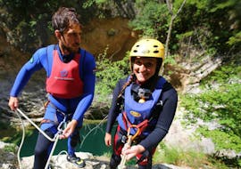 Un participant au canyoning extrême à Cetina River se prépare à descendre en rappel au-dessus d'une falaise avec l'aide d'un guide expérimenté d'Adventure Dalmatia.