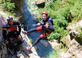 Extreem canyoning in de Cetina w. Stadstransfer van Split met Adventure Dalmatia Een deelnemer aan de Extreme Canyoning met Stadstransfer vanuit Split bij de Cetina rivier maakt zich klaar om over een klif naar beneden te touwen met de hulp van een ervaren gids van Adventure Dalmatia.
