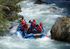 A group of  people is paddling during the Classic Rafting activity on the Higher Guisane with Eaurigine.