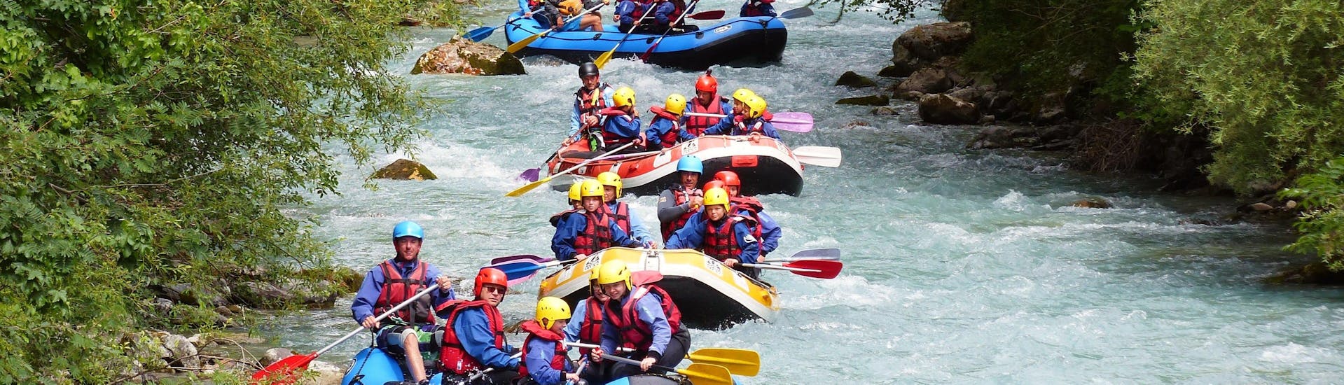 Several groups of  people are paddling during the Classic Rafting activity on the Higher Guisane with Eaurigine.
