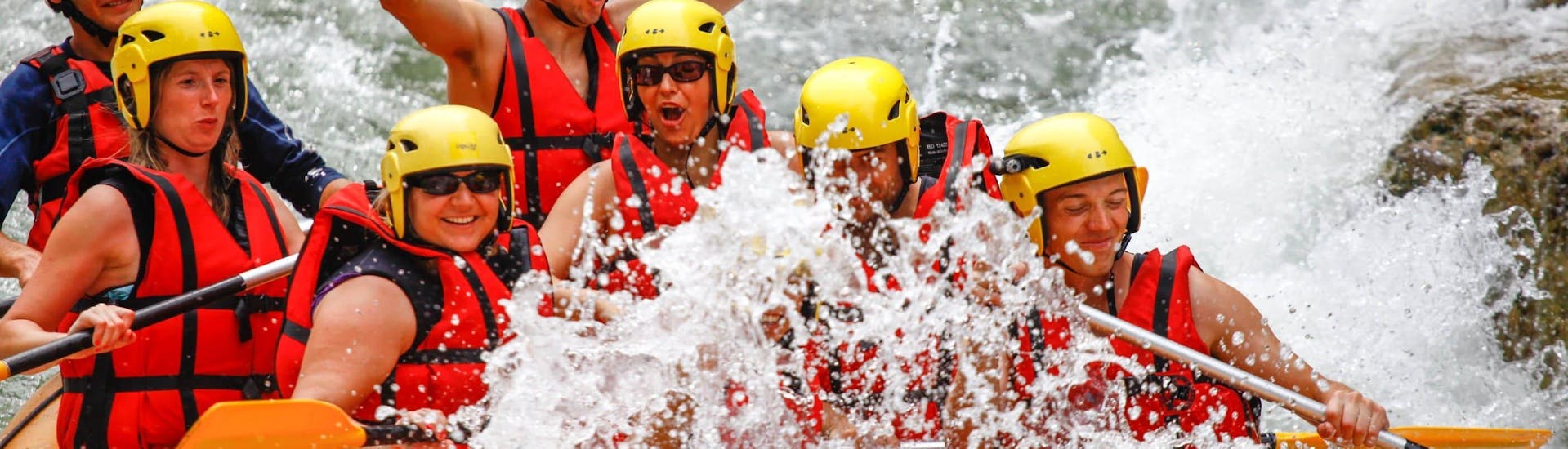Een groep vrienden steekt stroomversnellingen over tijdens hun Rafting op de Dranse River - Rodeo tour met Evolution 2 Aquarafting Lake Geneva.