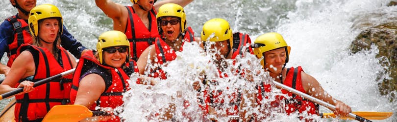 Een groep vrienden steekt stroomversnellingen over tijdens hun Rafting on the Dranse River - Rodeo tour met Evolution 2 Aquarafting Lake Geneva.