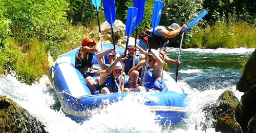 Rafting clásico en el río Cetina desde Omiš con Croatia Rafting Omiš Un grupo de rafting que domina los salvajes rápidos del río Cetina en su tour de rafting clásico, con un instructor experimentado de Croatia Rafting.