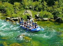 Un groupe de rafting pagayant sur les eaux de la belle rivière Cetina lors de leur circuit de rafting "Classic" avec un guide certifié de Croatia Rafting.