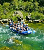 Een rafting groep peddelt op het water van de prachtige Cetina rivier op hun Rafting Tou "Classic" samen met een gecertificeerde gids van Croatia Rafting.