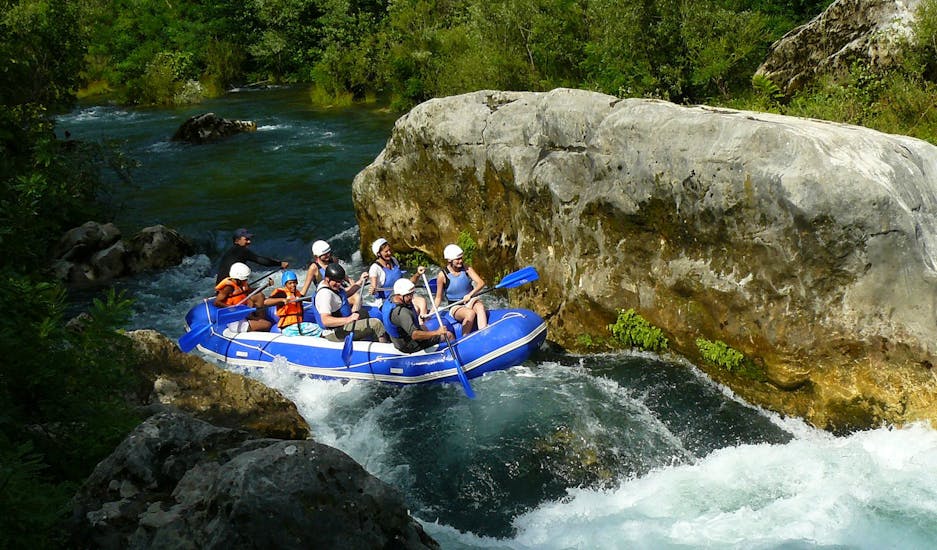 Un grupo de rafting de Croatia Rafting dominando una pequeña cascada, en su tour de rafting clásico en el hermoso río Centina.
