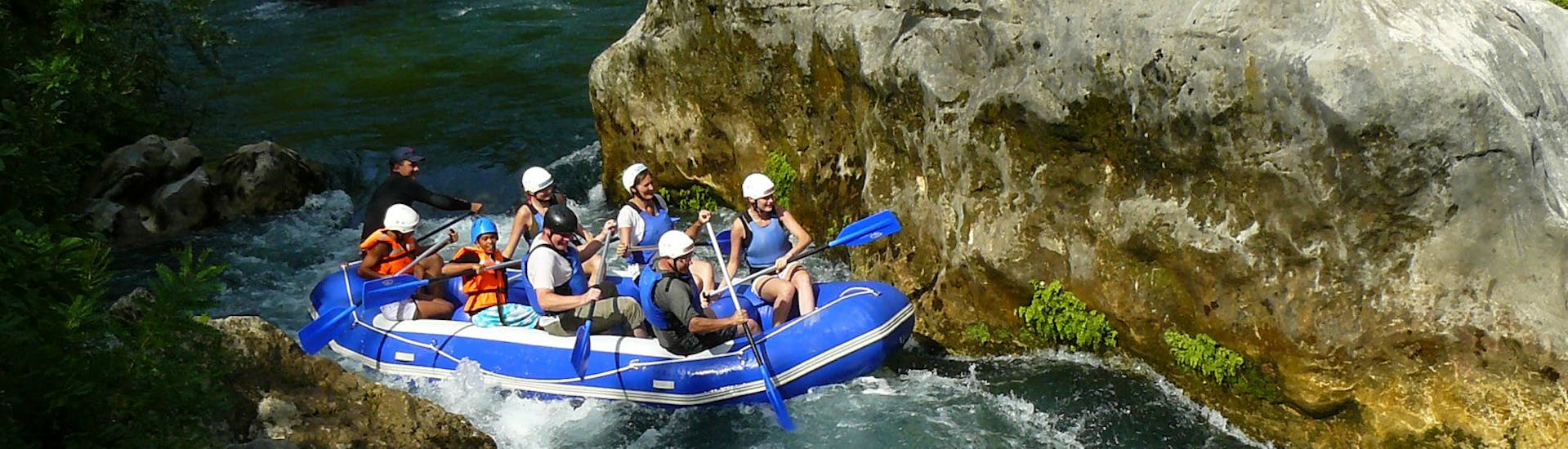 Un groupe de rafting de Croatia Rafting maîtrisant la descente d'une petite chute d'eau lors de leur circuit de Rafting classique sur la belle rivière Centina.