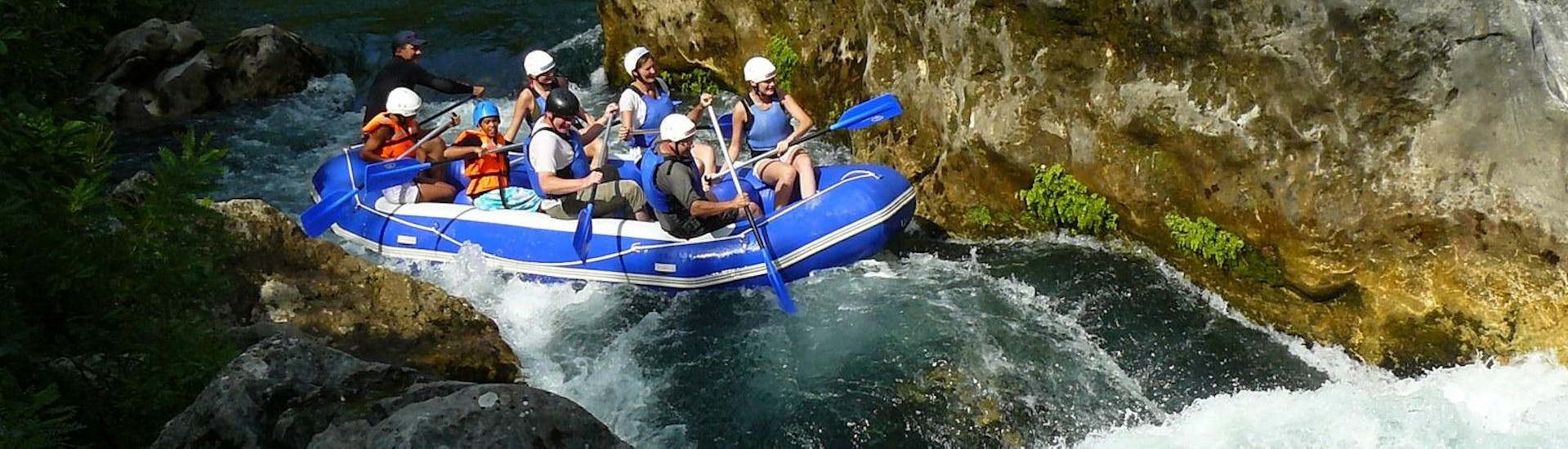 Un grupo de jóvenes disfrutando de su tour de rafting clásico en el río Cetina, junto al experimentado equipo de Croatia Rafting.