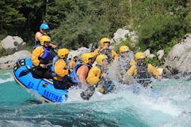 Un grupo durante el rafting en el río Soča - Tour Go 2 Action con A2 Rafting Kobarid