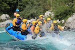 Un grupo durante el rafting en el río Soča - Tour Go 2 Action con A2 Rafting Kobarid