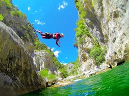 Une personne sautant pendant le canyoning classique sur la rivière Cetina près d'Omiš avec Adventure Omiš.