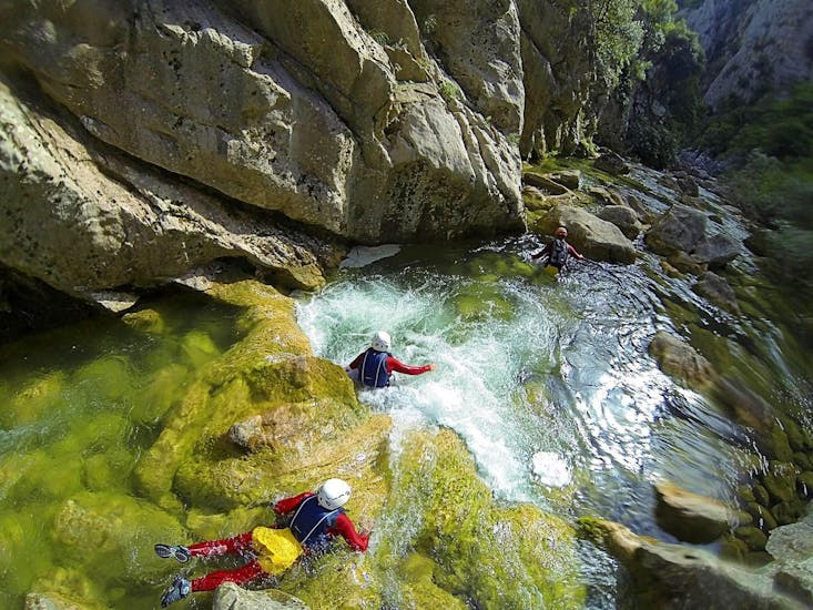 Una persona nuota durante il Canyoning classico sul fiume Cetina vicino a Omiš con Adventure Omiš.