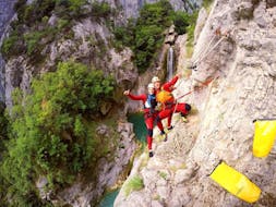 Deux personnes en rappel Advanced Canyoning dans la rivière Cetina près d'Omiš avec Adventure Omiš.