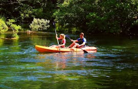 Deux personnes faisant du kayak et du snorkeling sur la rivière Cetina près d'Omiš avec Adventure Omiš.