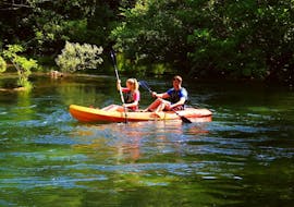 Dos personas haciendo kayak y snorkel en el río Cetina cerca de Omiš con Adventure Omiš.