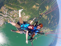 A participant and a pilot enjoy the view during tandem paragliding from the Gerlitzen - panoramic flight with Flug-Taxi fun & fly Carinthia.