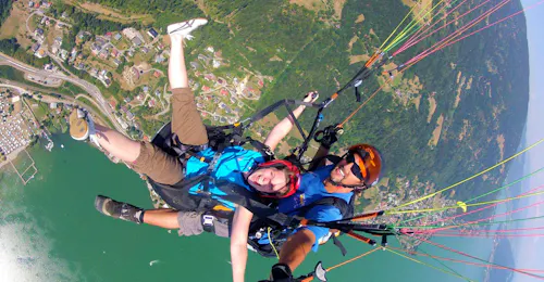 Tandem Paragliding from Gerlitzen - Panorama Flight A participant and a pilot enjoy the view during tandem paragliding from the Gerlitzen - panoramic flight with Flug-Taxi fun & fly Carinthia.