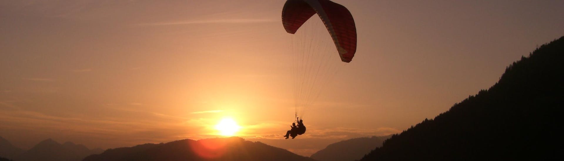 Beim Tandem-Paragliding von der Kaiserburg aus können die Kunden von Flug-Taxi Fun & Fly wunderschöne Landschaften genießen. 