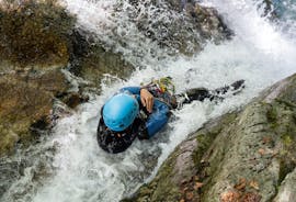A person is doing canyoning during the Half Day Canyoning near Laruns in Ossau Valley with Expérience Canyon.