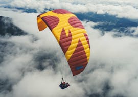 Ein Tandem Paragliding Flug über den Wolken während des Tandem Paragliding in Kärnten - Relax Flug mit Best Place - Flieger Base Villach.