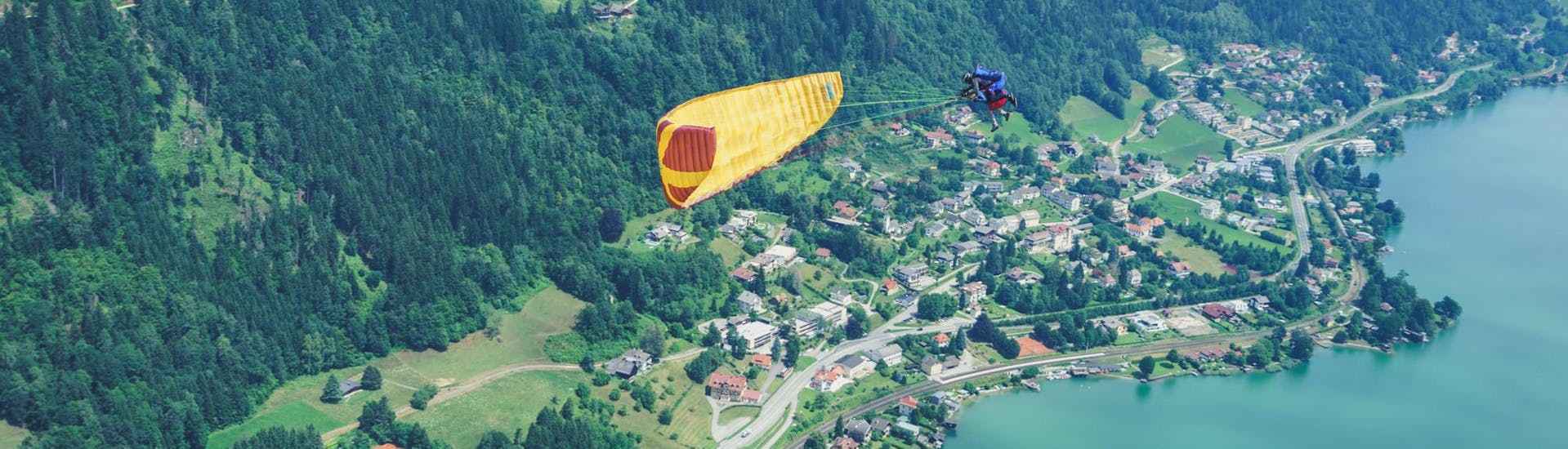 Eine akrobatische Kurve beim Tandem Paragliding in Kärnten - Adrenalin Flug mit Best Place - Flieger Base Villach.